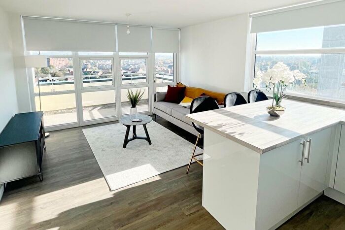 2 Bedroom Flat To Rent In Oldham Road, Manchester, Greater Manchester, M40