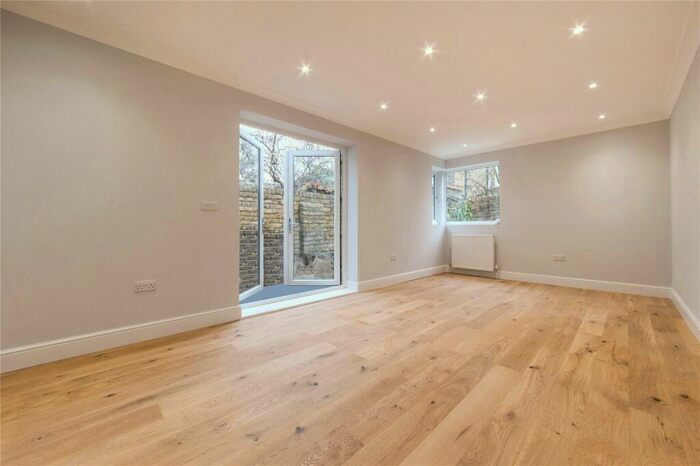 2 Bedroom Apartment To Rent In York Way, Camden, N7