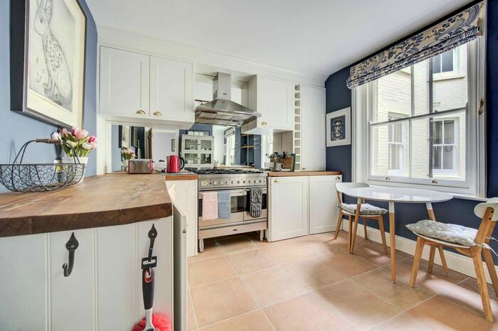 2 Bedroom Flat To Rent In Queens Club Gardens, Barons Court, London, W14