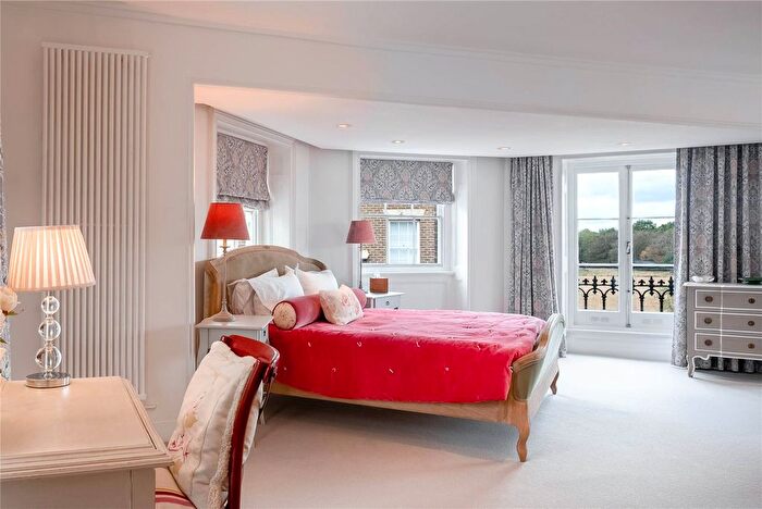 1 Bedroom Flat To Rent In Hampton Court Road, East Molesey, Surrey, KT8