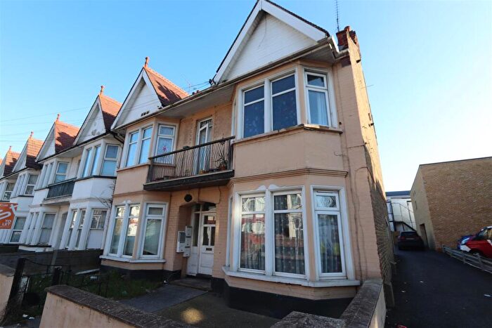 1 Bedroom Flat To Rent In Ramuz Drive, Westcliff On Sea, SS0