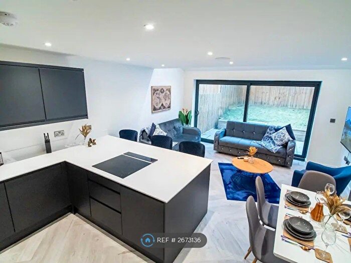 4 Bedroom Semi Detached House To Rent In Cliff Oaks, Leeds, LS12