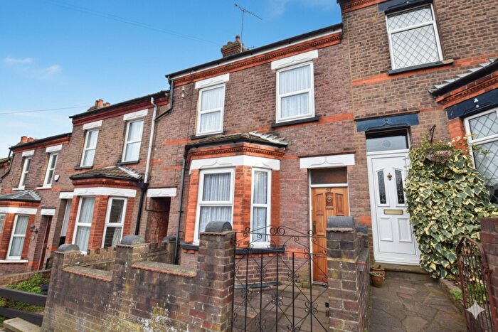 3 Bedroom Terraced House For Sale In Tennyson Road, Luton, Bedfordshire, LU1