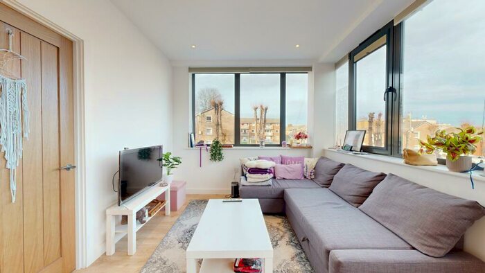 1 Bedroom Flat To Rent In Warwick House, Station Road, Redhill, RH1