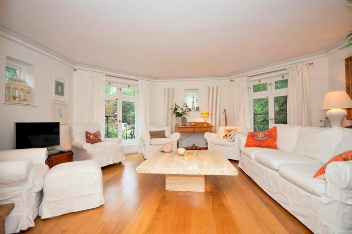 3 Bedroom Flat To Rent In Fitzjohns Avenue, Hampstead Village, NW3