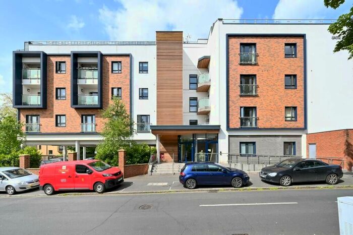 2 Bedroom Flat To Rent In Grove House, Sidmouth Avenue, Isleworth, Greater London, TW7