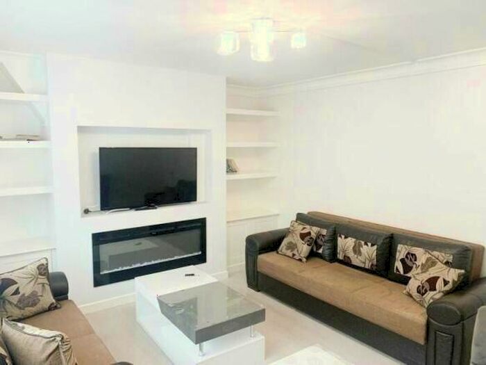 3 Bedroom Apartment To Rent In Hemsworth Court, Hobbs Place Estate, London, N1