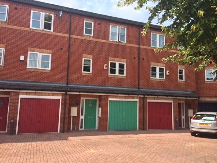 3 Bedroom Town House To Rent In Clovelly Court, Derby, DE22