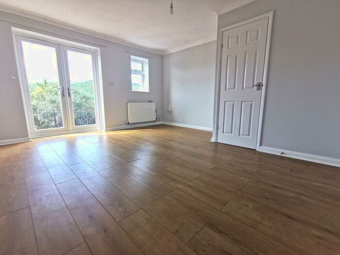 2 Bedroom House To Rent In Bryn Morgrug, Pontardawe, SA8