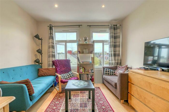 2 Bedroom Apartment To Rent In Finchley Road, Temple Fortune, NW11