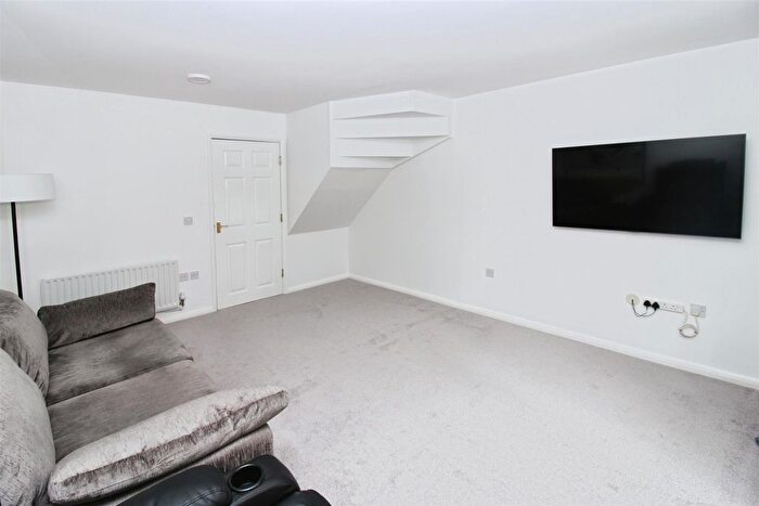 3 Bedroom Town House For Sale In Heatherwood Court, Bransholme, Hull, HU7