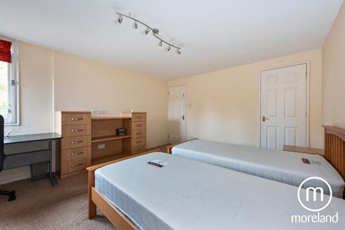 2 Bedroom Apartment To Rent In Chandos Way, Golders Green, NW11