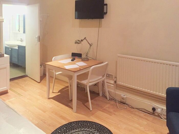 Studio To Rent In Courtfield Gardens, London, SW5