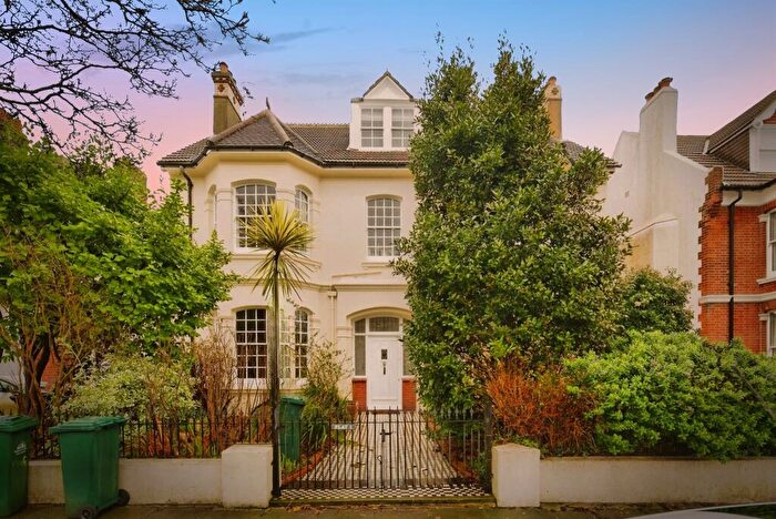 3 Bedroom Flat For Sale In Sackville Gardens, Hove, BN3