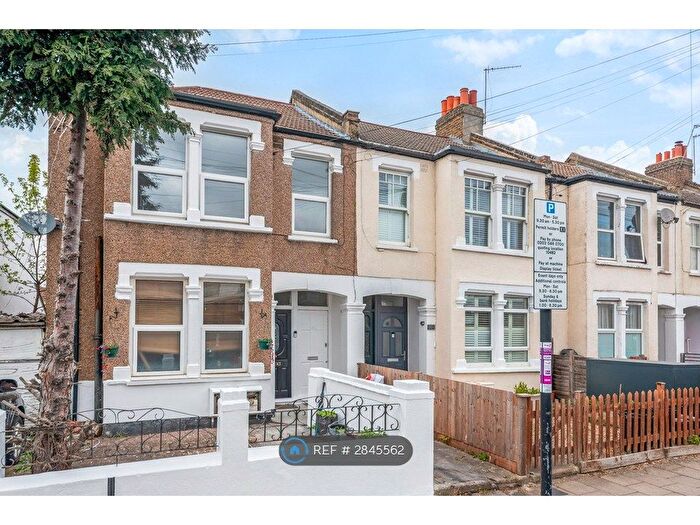 3 Bedroom Flat To Rent In Fountain Road, London, SW17