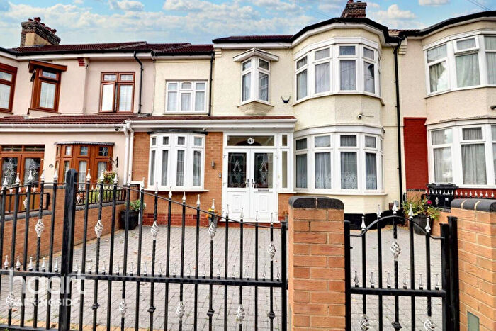 5 Bedroom Terraced House For Sale In Grangeway Gardens, Redbridge, IG4