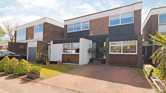 4 Bedroom Link Detached House For Sale In Oakley Road, Bromley, London, BR2