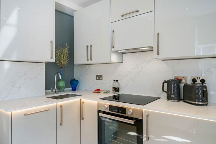 3 Bedroom Flat To Rent In Great Cumberland Place, London, W1H