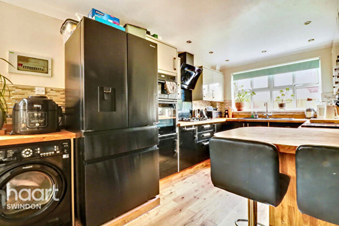 4 Bedroom Detached House For Sale In Elsham Way, Swindon, SN25