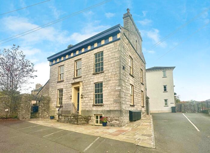 4 Bedroom Flat To Rent In Mount Pleasant, Kendal, LA9