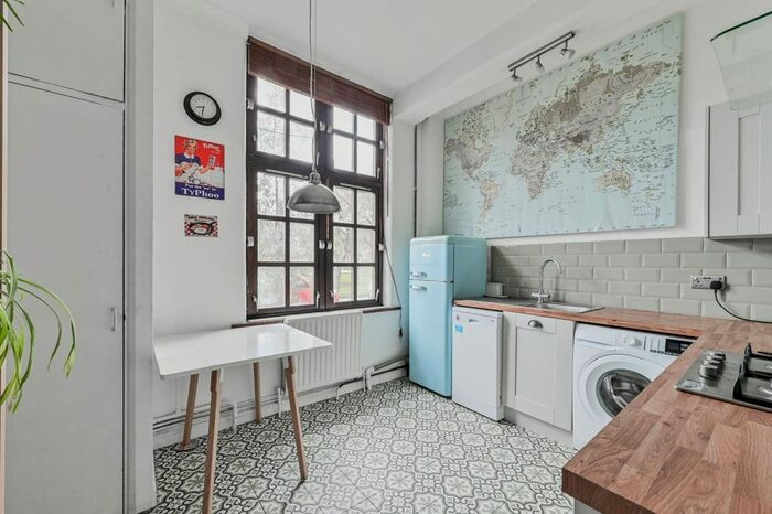 2 Bedroom Flat To Rent In Hood Lodge, Aldersbrook, London, E11