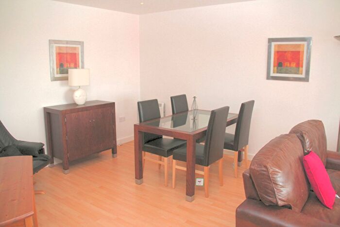 2 Bedroom Flat To Rent In The Quays, Salford Quays, Salford, M50