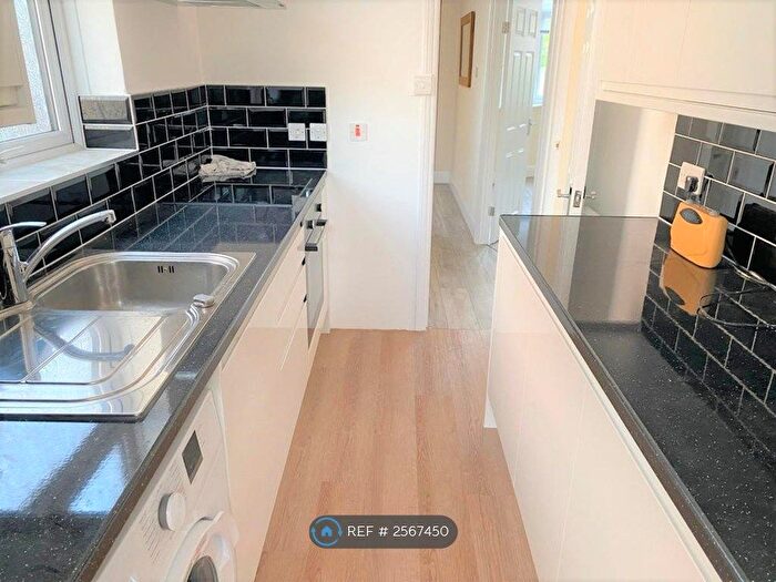 3 Bedroom Semi-Detached House To Rent In Bawtry Road, London, N20