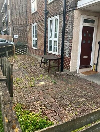 3 Bedroom Flat To Rent In Newton House, Clapham, SW8