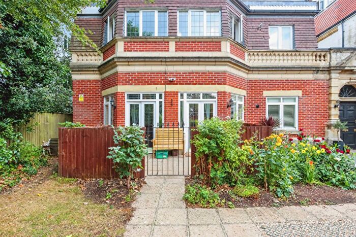 2 Bedroom Flat For Sale In Derby Road, Bournemouth, BH1