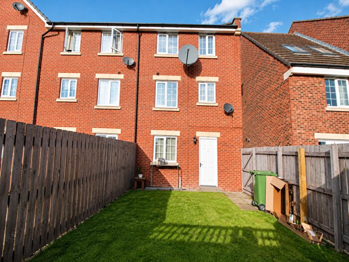 4 Bedroom End Of Terrace House To Rent In Chancel Road, Wakefield, WF1