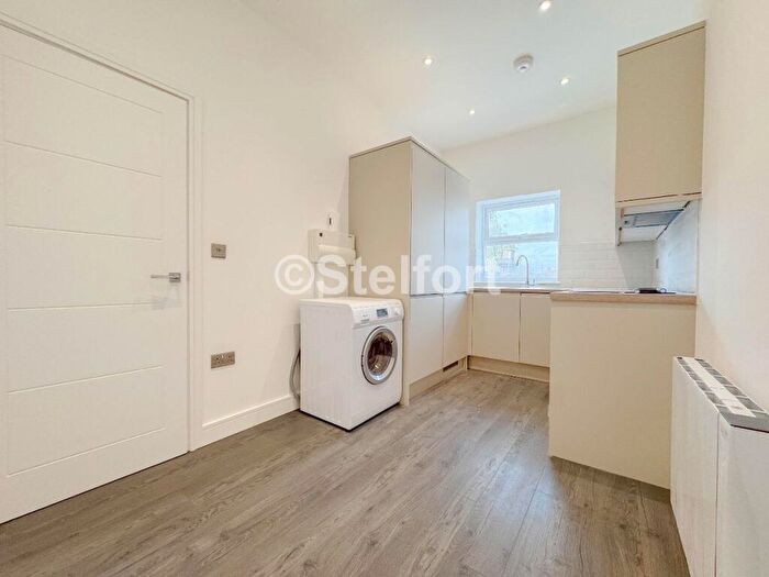 2 Bedroom Flat To Rent In Leytonstone Road, London, E15