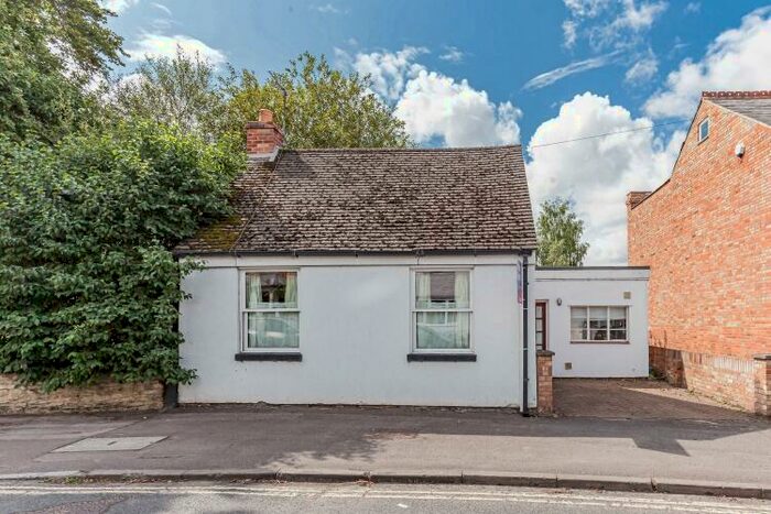 2 Bedroom Detached Bungalow To Rent In Temple Road, Temple Cowley, OX4