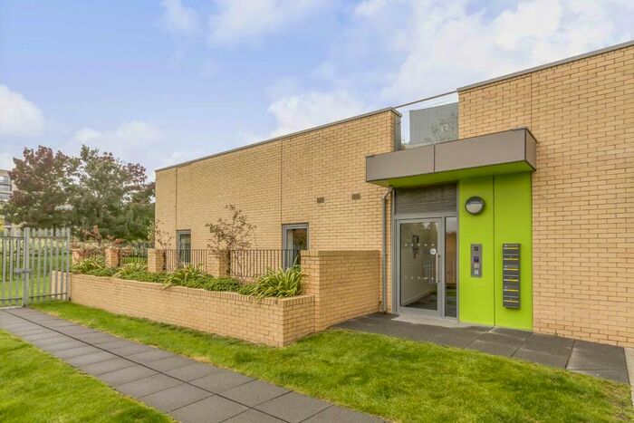 2 Bedroom Flat To Rent In Lakeside Drive, Park Royal, London, NW10