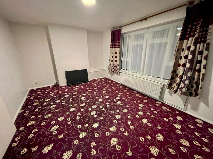 2 Bedroom Flat To Rent In Haydock Green, Northolt, Greater London UB5