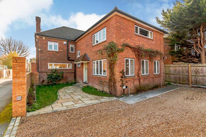 4 Bedroom Detached House To Rent In Rydens Road, Walton On Thames, KT12