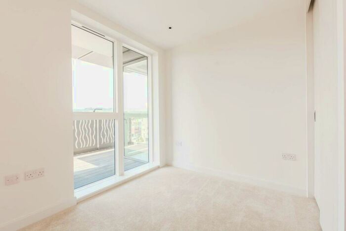 2 Bedroom Flat To Rent In Smithfield Square, Harringay, London, N8