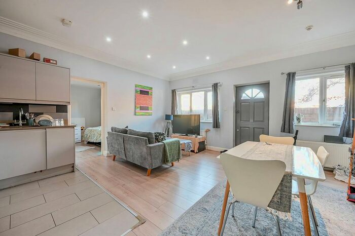 2 Bedroom Flat To Rent In Horn Lane, Acton, London, W3