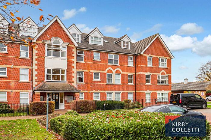 2 Bedroom Flat To Rent In Cobham Close, Enfield, EN1