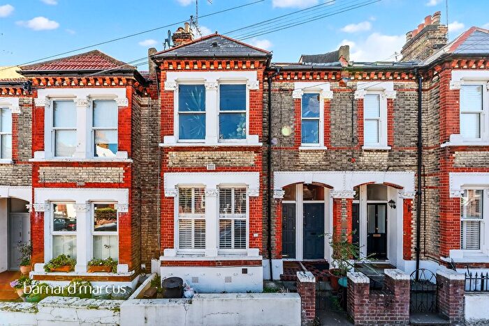 2 Bedroom Maisonette For Sale In Kathleen Road, London, SW11