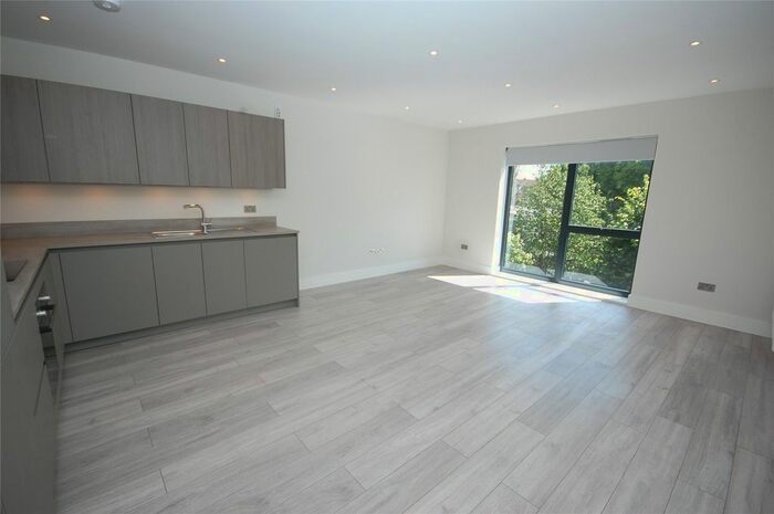 3 Bedroom Flat To Rent In Woodside Park Road, London, N12