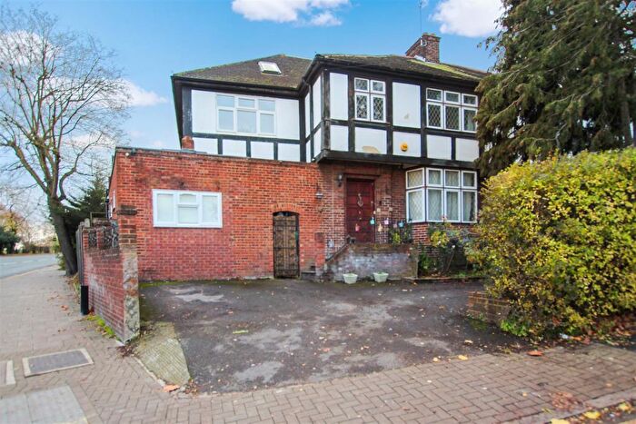 5 Bedroom Semi-Detached House To Rent In Springfield Gardens, London, NW9