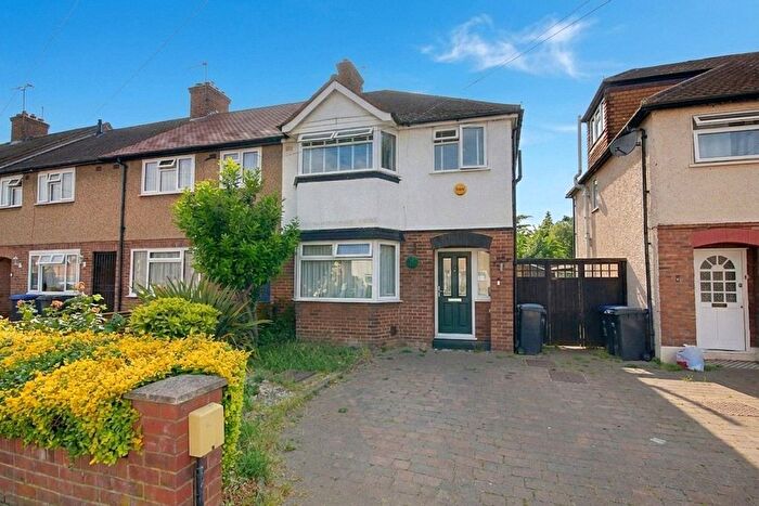 3 Bedroom End Terrace House For Sale In Roedean Avenue, Enfield, Middlesex, EN3