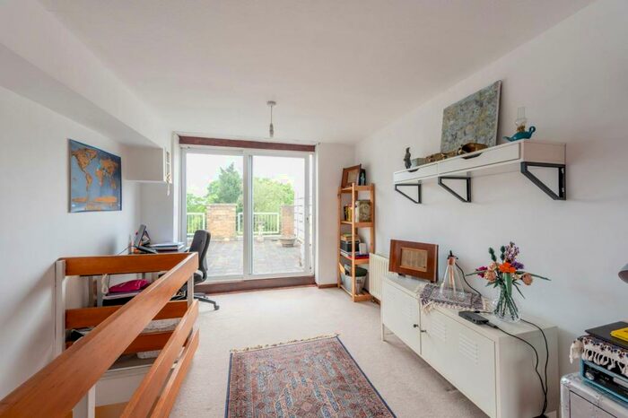 2 Bedroom Flat To Rent In Beulah Hill, Crystal Palace, London, SE19