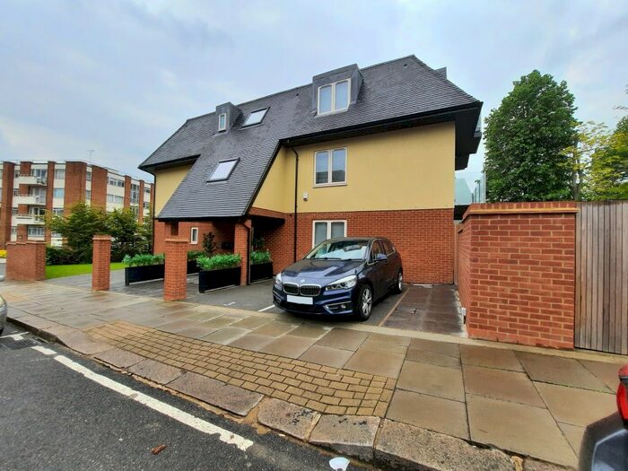 3 Bedroom Flat To Rent In Woodlands, London, NW11