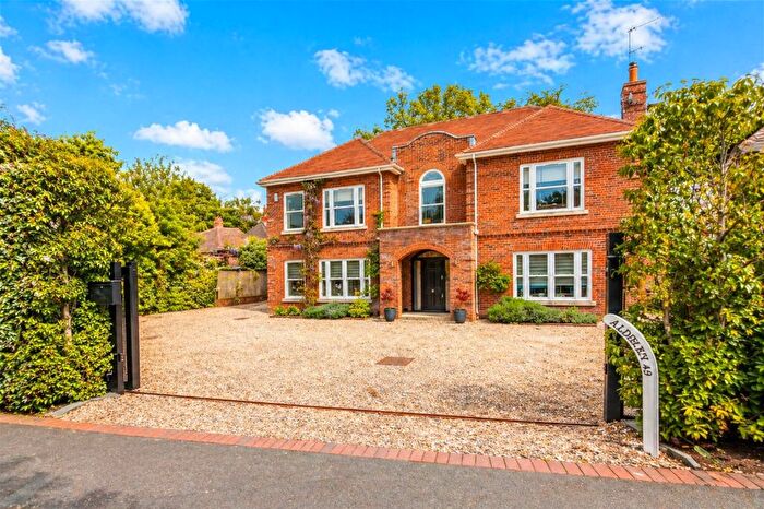 5 Bedroom Detached House For Sale In Aldenham Avenue, Radlett, WD7