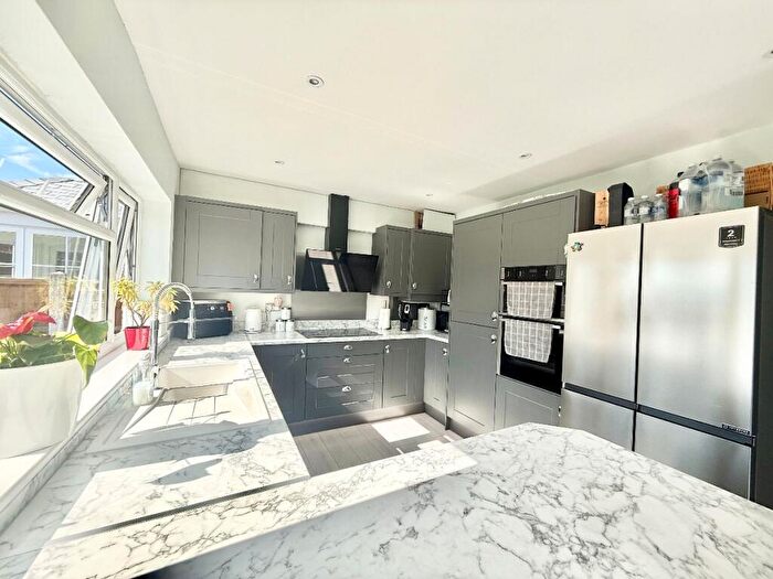 4 Bedroom Detached House For Sale In Beverley Avenue, Canvey Island, SS8