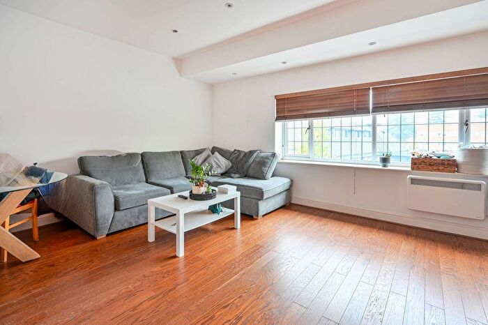2 Bedroom Flat To Rent In West Byfleet, West Byfleet, KT14