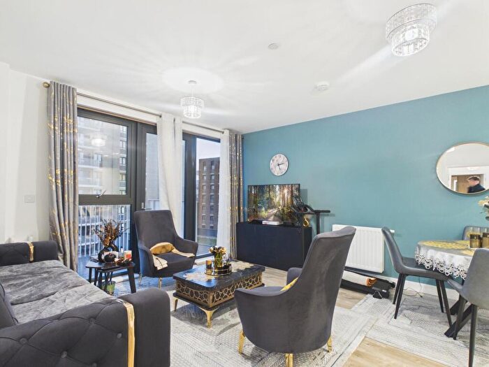 2 Bedroom Apartment To Rent In Lakeside Drive, London, NW10