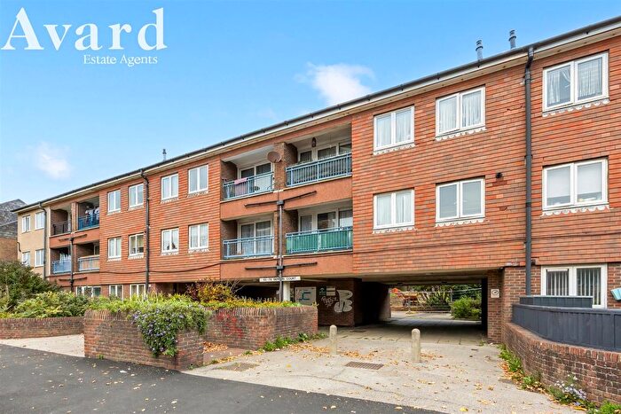 2 Bedroom Flat For Sale In Ingram Crescent East, Hove, BN3