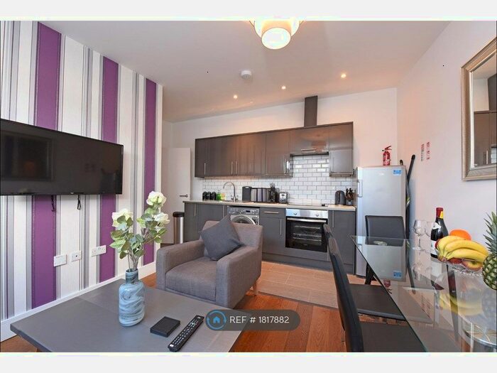 2 Bedroom Flat To Rent In Falcon Road, London, SW11